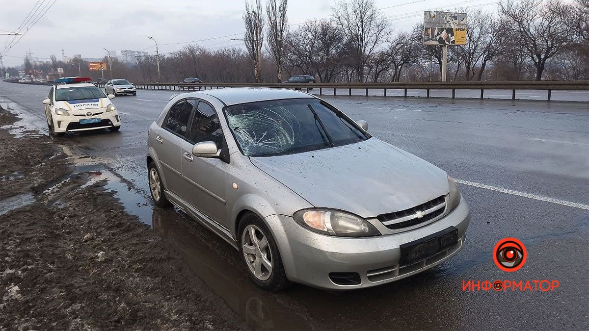 В Днепре на Запорожском шоссе мужчина попал под колеса Chevrolet: нужна помощь свидетелей