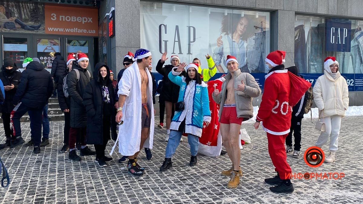 По центру Днепра пробежались голые Деды Морозы