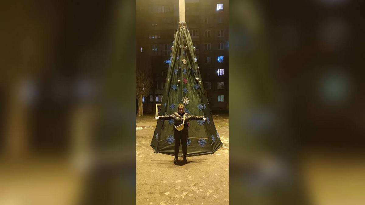 В Днепре на Байкальской жильцы сделали елку из фонарного столба