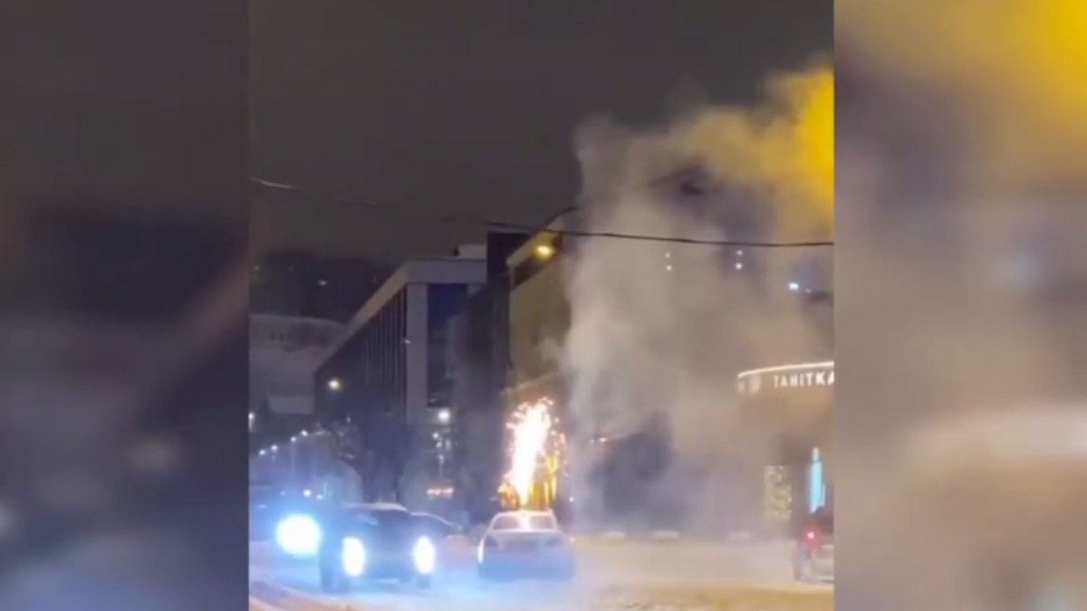 В центре Днепра водитель BMW запускал фейерверк прямо со своего авто
