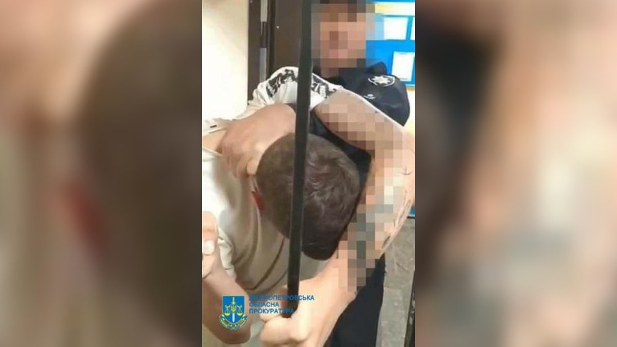 Силой притащил в отделение и избил дубинкой: в Днепропетровской области будут судить полицейского
