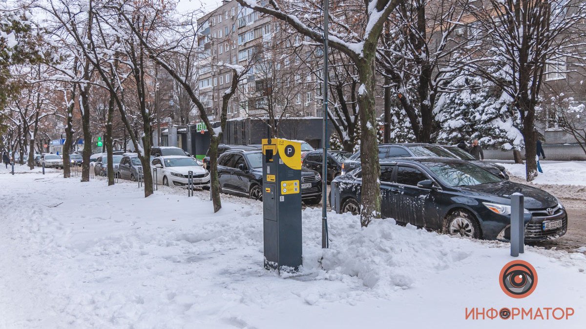 Расчистили ли платные парковки в Днепре после снежной бури