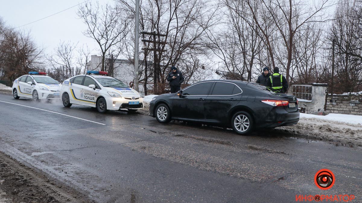 В Подгородном пьяный водитель Toyota бегал по дороге и ударил полицейского