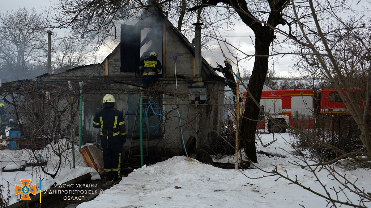 В Днепре на Игрени горел дачный дом: погиб мужчина