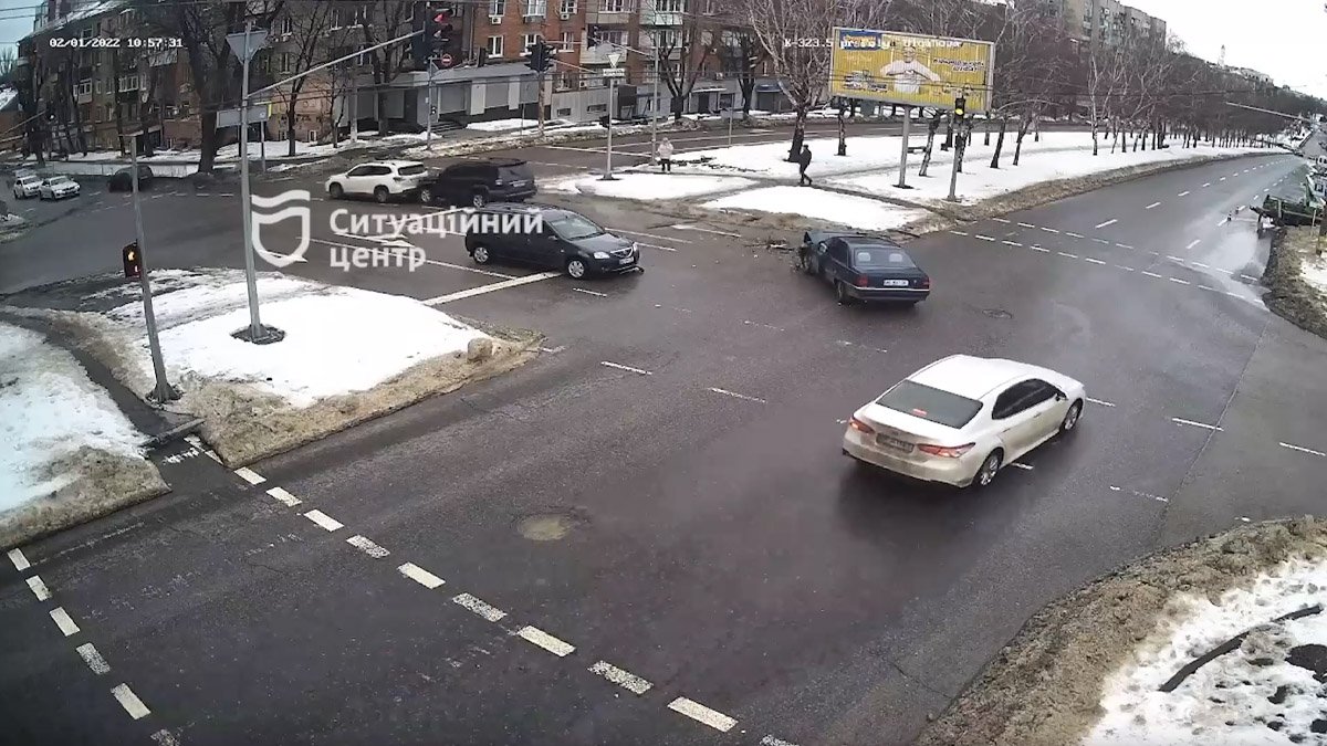 В Днепре на перекрестке Поля и Ульянова тройное ДТП: видео момента