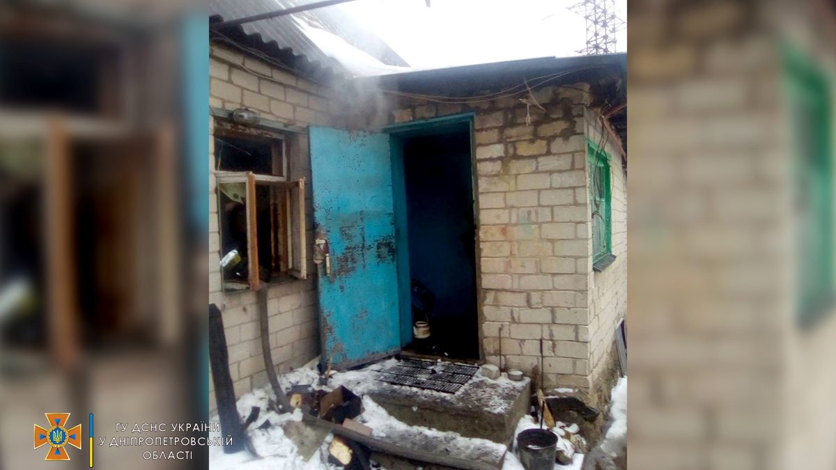В Днепре на улице Выговского горела пристройка: погиб мужчина