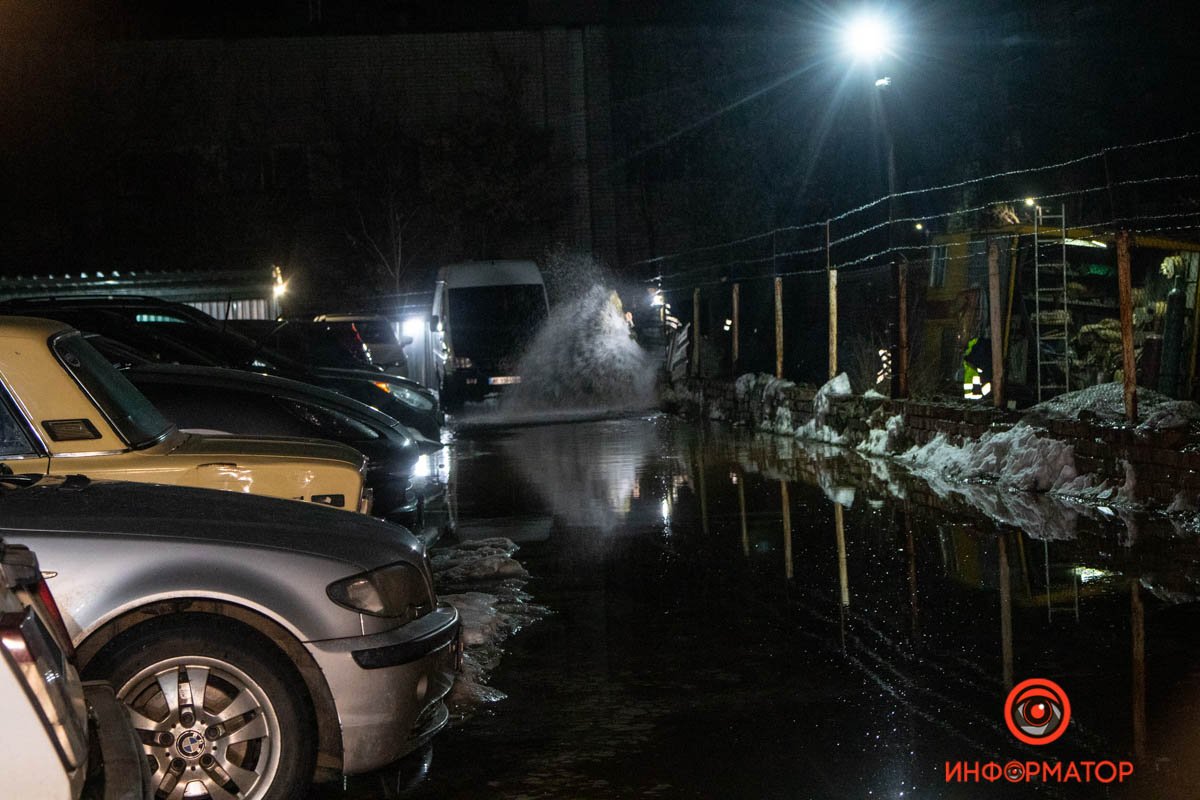 На парковке в Днепре прорвало гидрант: образовалось озеро
