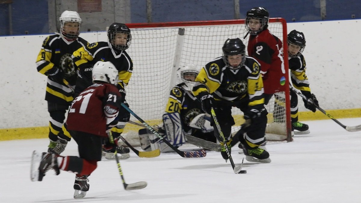 Открытый юношеский чемпионат по хоккею "Золотая шайба Днепра" стартовал на Ледовой арене