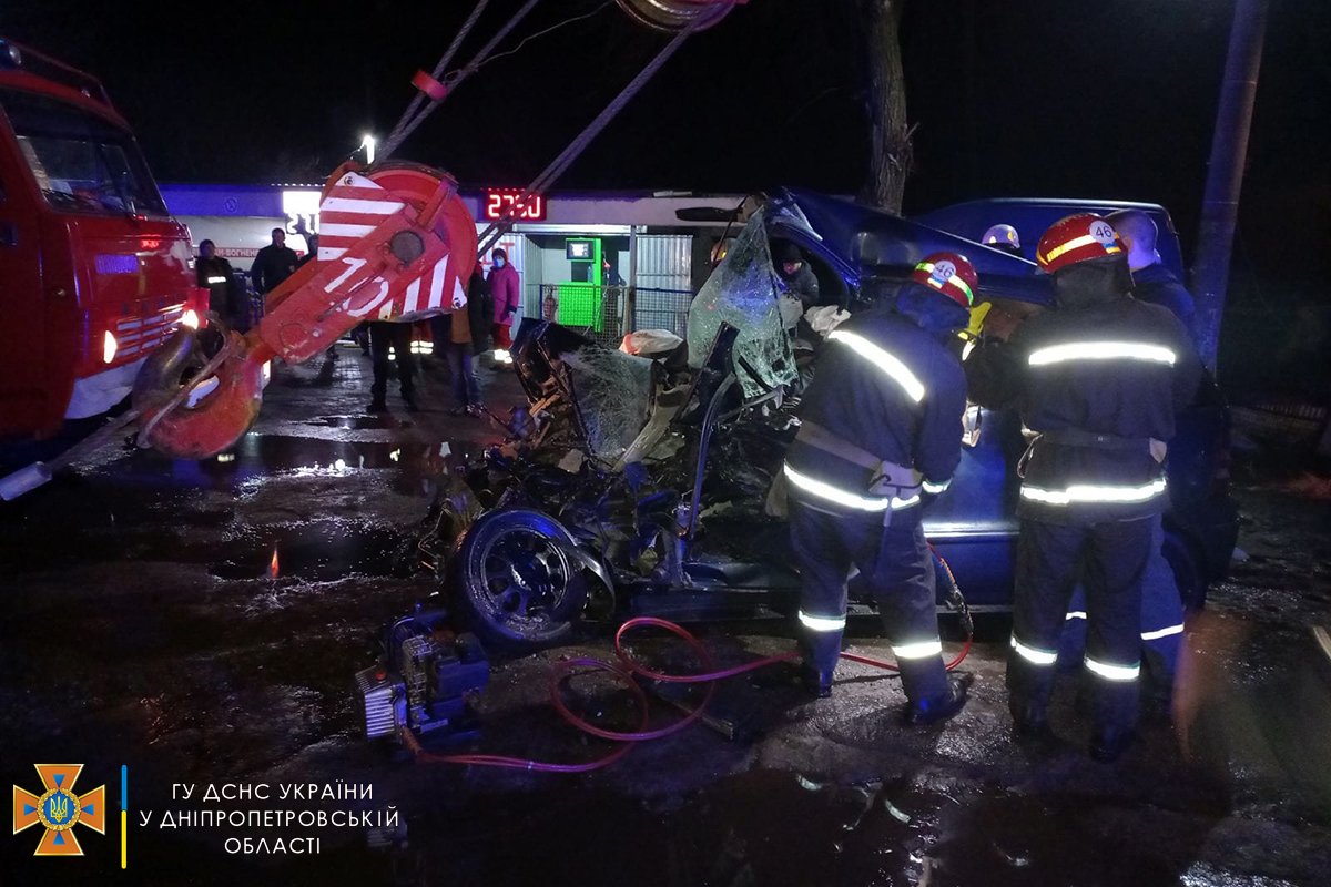В Днепропетровской области Mercedes врезался в "МАЗ": водителя и пассажира вырезали из салона