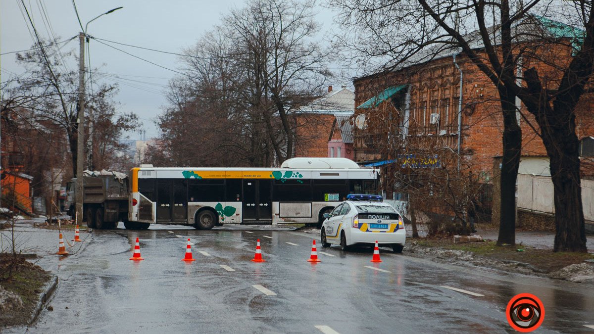 В Днепре на Сечевых Стрельцов из-за сильного гололеда развернуло автобус: перекрыт проезд