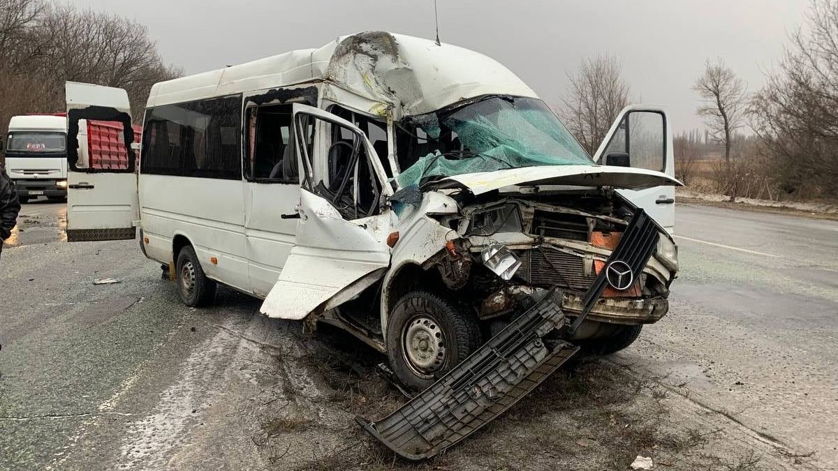 На выезде из Днепра маршрутка столкнулась с фурой: 4 человека пострадали