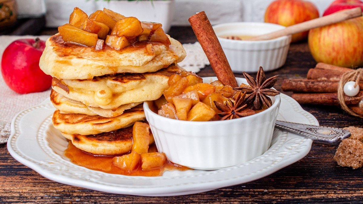 Простые и вкусные рецепты после праздников: как приготовить яблочные панкейки