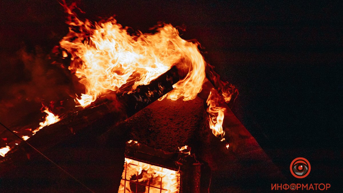 В Днепре на Ингульской горел дом: погиб мужчина