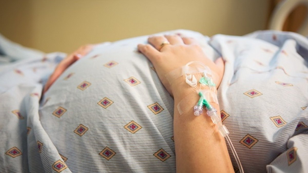 В больнице Мечникова на Новый год спасли беременную с аневризмой