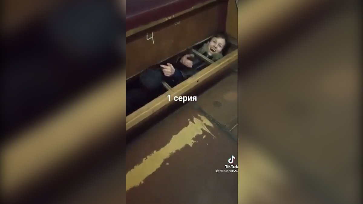 В Днепре парень спрятался под сиденьем в вагоне метро, чтобы его обрисовать: видео момента