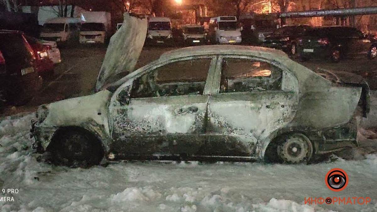 В Днепре ночью двое мужчин подожгли автомобиль Chevrolet активиста общественной организации