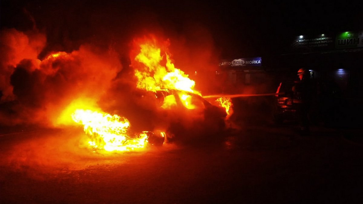 В Днепре на Березинской ночью подожгли Chevrolet: подробности от спасателей