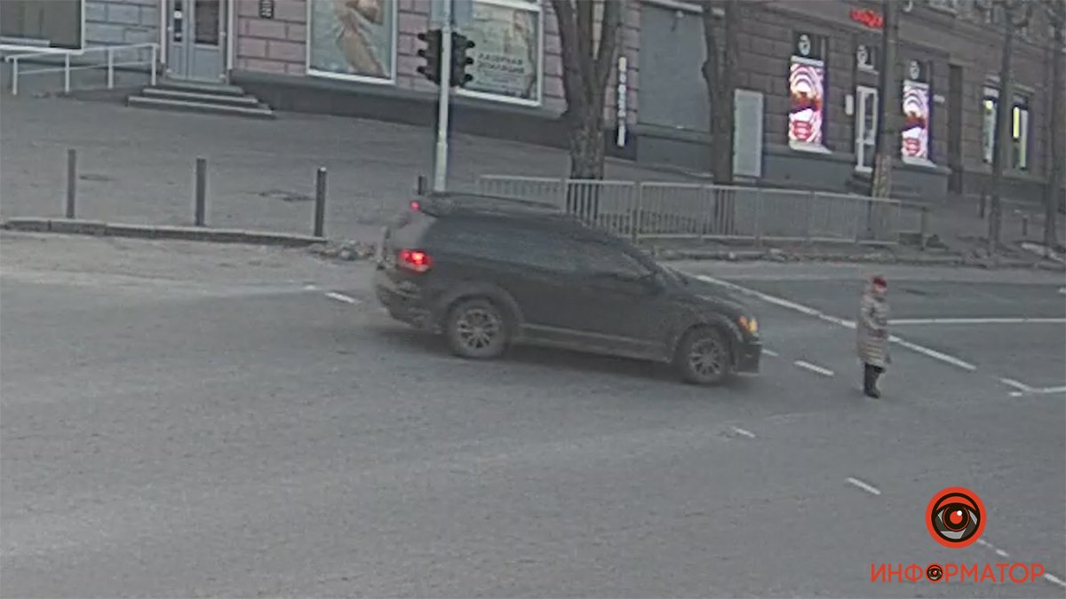 В Днепре на Сичеславской Набережной Dodge сбил женщину: видео момента