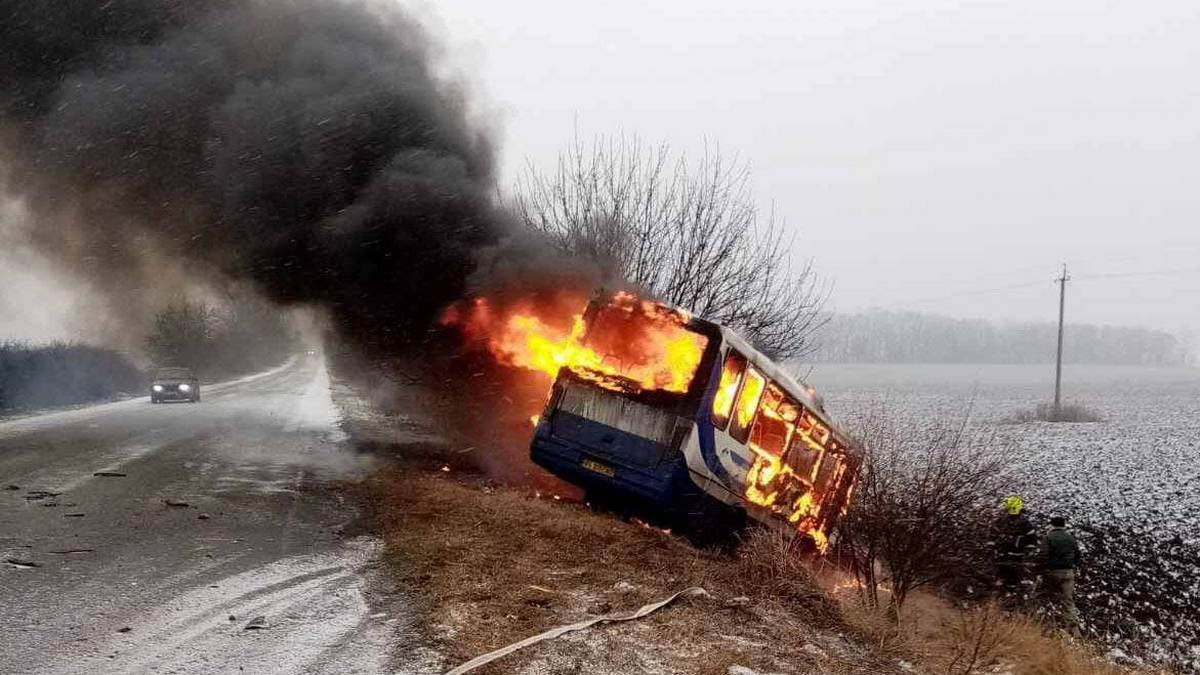 Мужчина сгорел заживо: в Днепропетровской области столкнулись ВАЗ и автобус с пассажирами