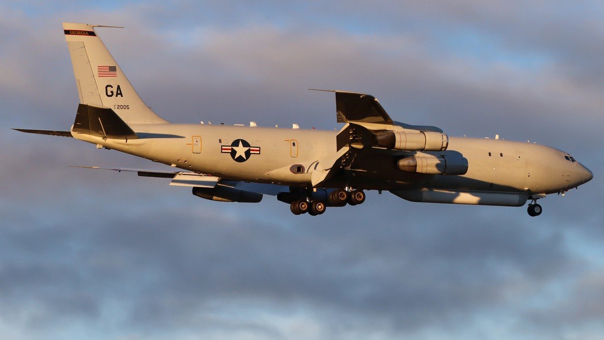 Над Днепропетровской областью кружит самолет боевого управления ВВС США