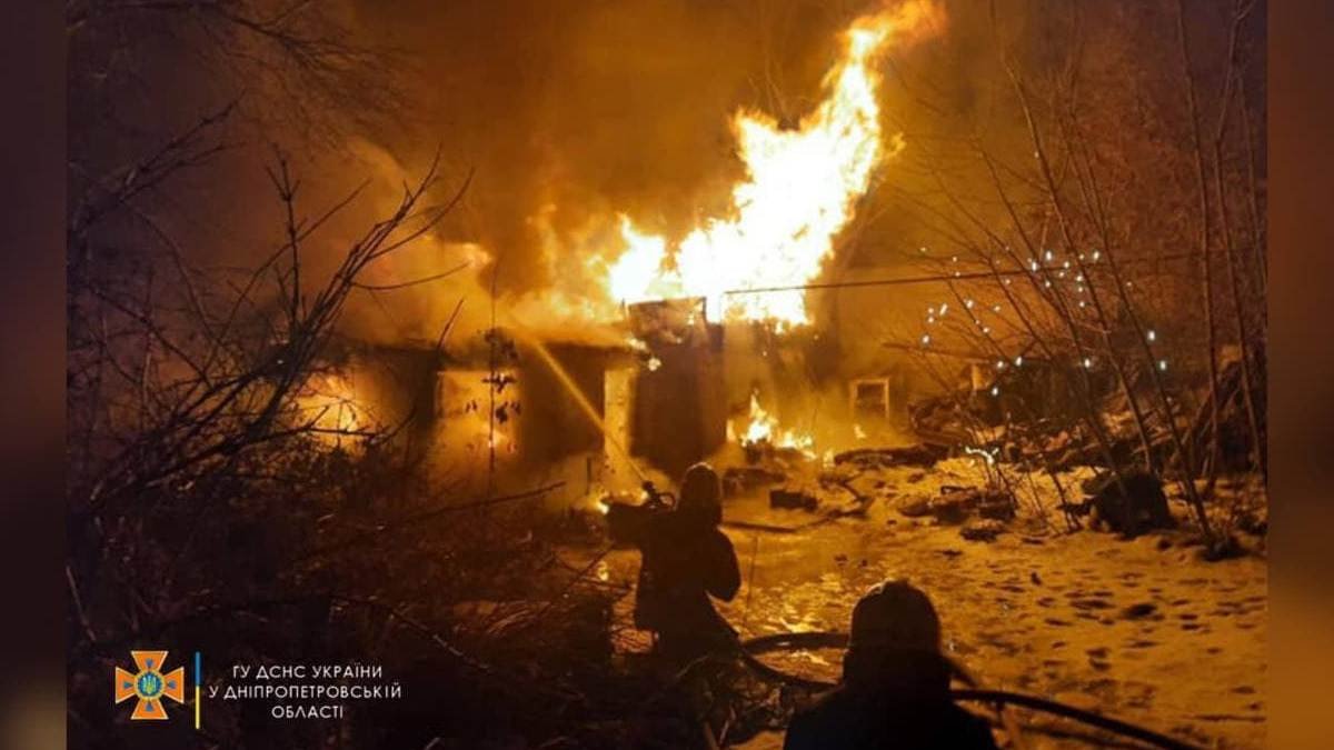 В Днепре в переулке Малом горел дом: пострадал мужчина