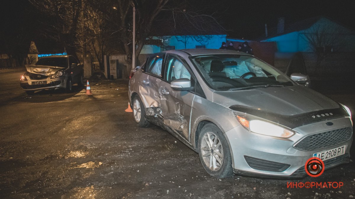 В Днепре на перекрестке Байкальской и Образцова столкнулись Kia и Ford: пострадали два человека