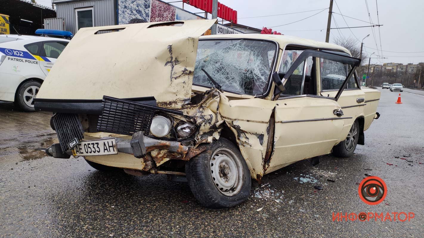 В Днепре на Тополе ВАЗ влетел в Opel: мужчину вырезали из салона