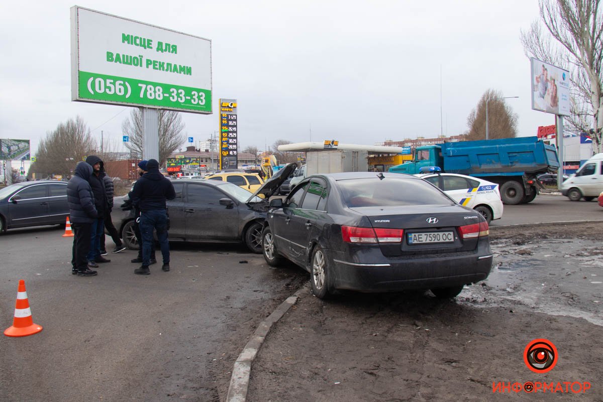 В Днепре на Донецком шоссе столкнулись автомобили Volkswagen и Hyundai: пострадал ребёнок