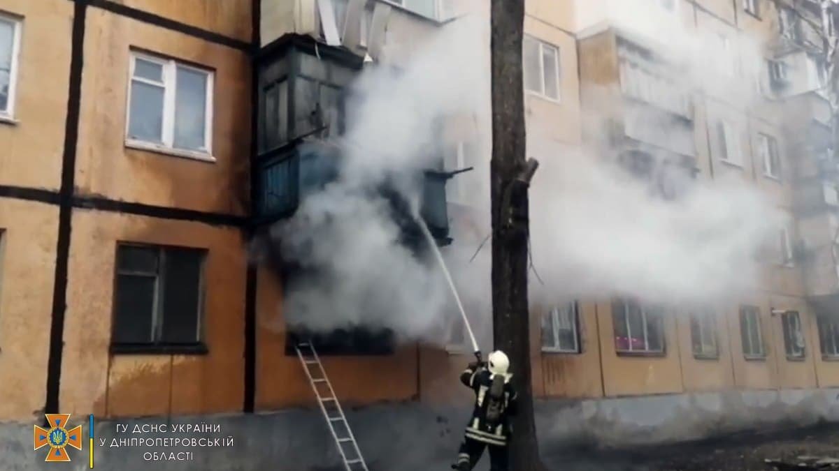 В Кривом Роге горела пятиэтажка: спасатели выносили маленьких детей на руках