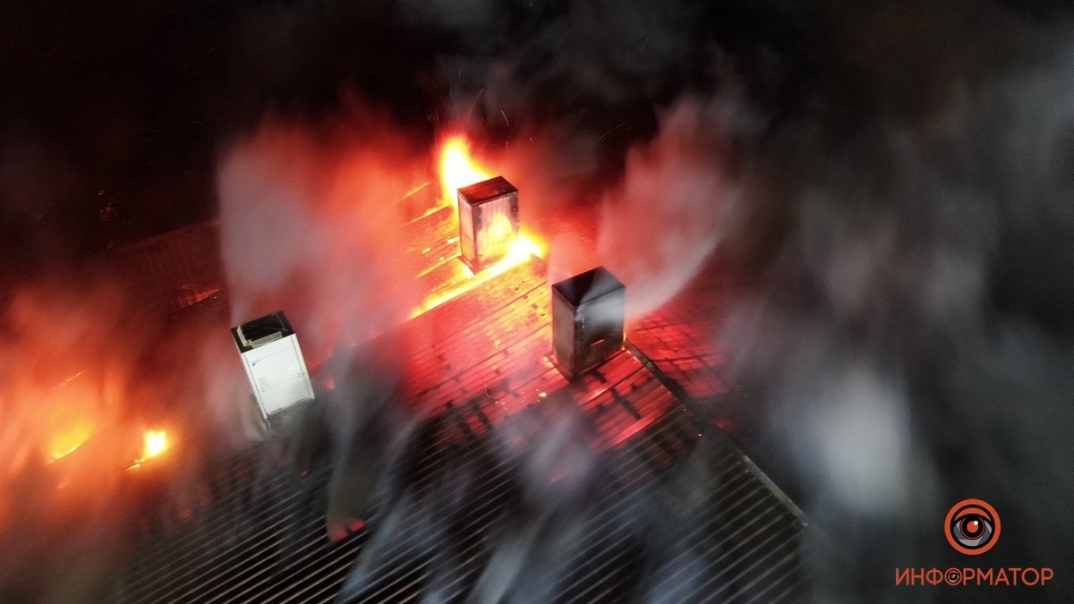 Улицу окутал густой дым, пожар тушат 20 спасателей: в Слобожанском горят ресторан, автомойка и магазин