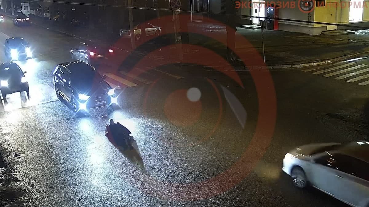 В Днепре на Титова Mitsubishi сбил мужчину на пешеходном переходе: видео момента