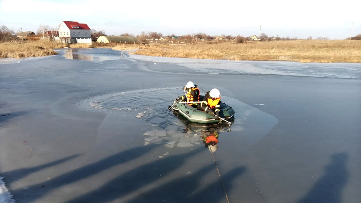 Тело выловили спасатели: в Днепропетровской области мужчина переходил реку по льду и провалился
