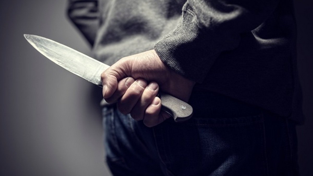 В Днепре на Караваева мужчина с ножом ограбил пивной магазин
