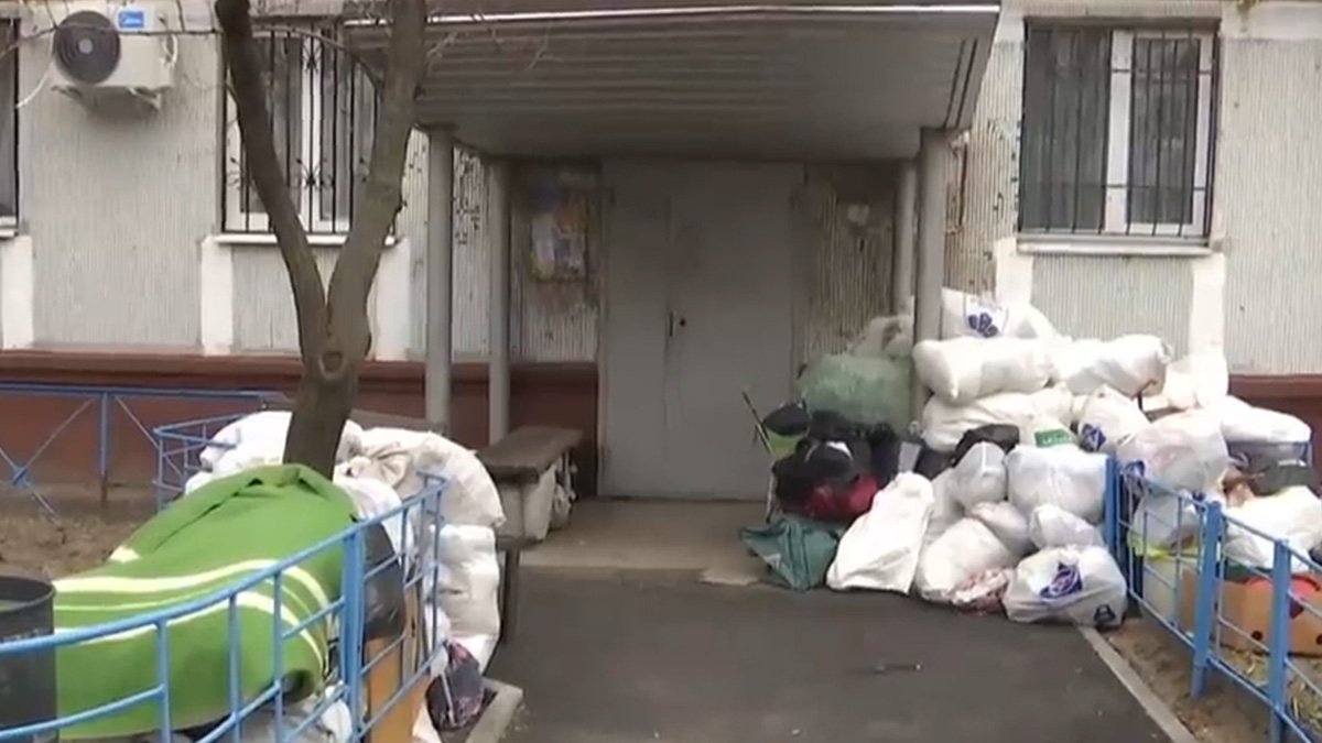 В Днепре пенсионерка годами заваливала квартиру мусором: вещи лежат и под домом