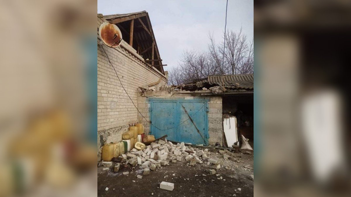 В Днепропетровской области из-за сильного ветра часть дома обвалилась на гараж с машиной