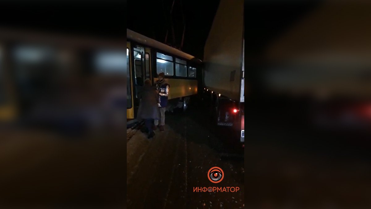 В Днепре на Ивана Мазепы трамвай сошел с рельсов и врезался в грузовик