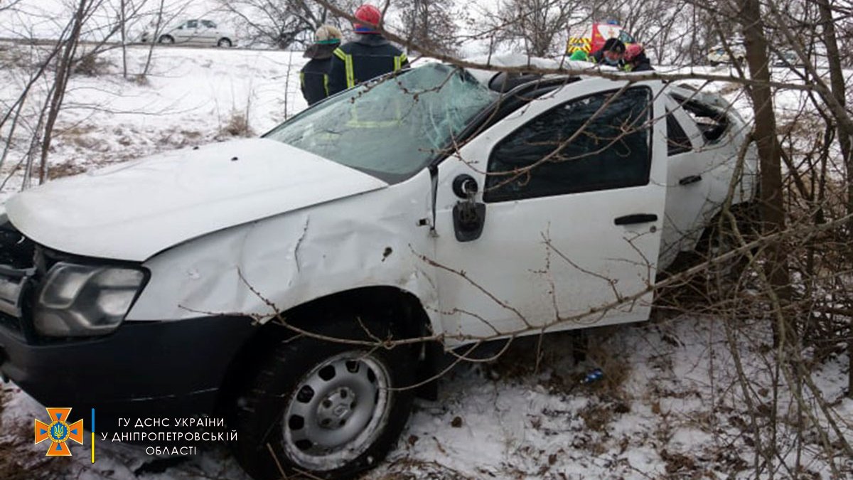 На трассе Днепр – Запорожье Renault слетел с дороги: пострадал мужчина