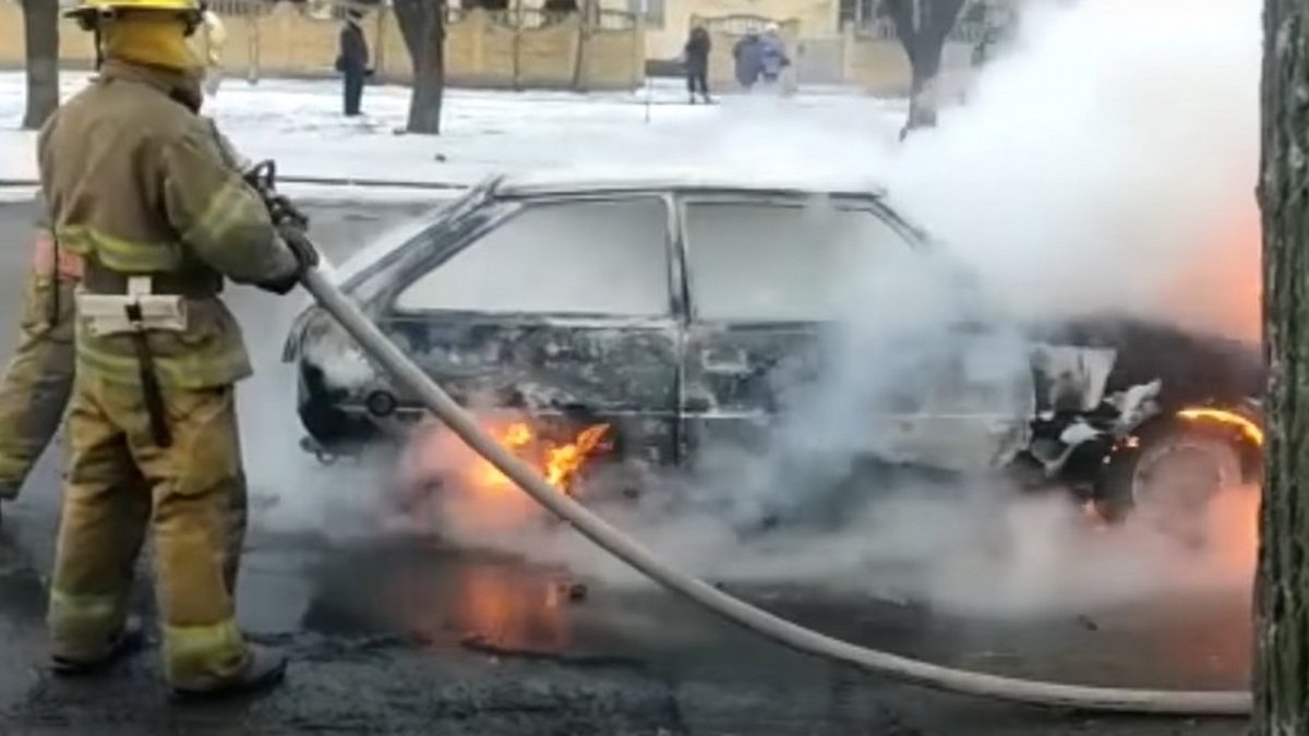 В Никополе горела "Таврия": пострадал мужчина