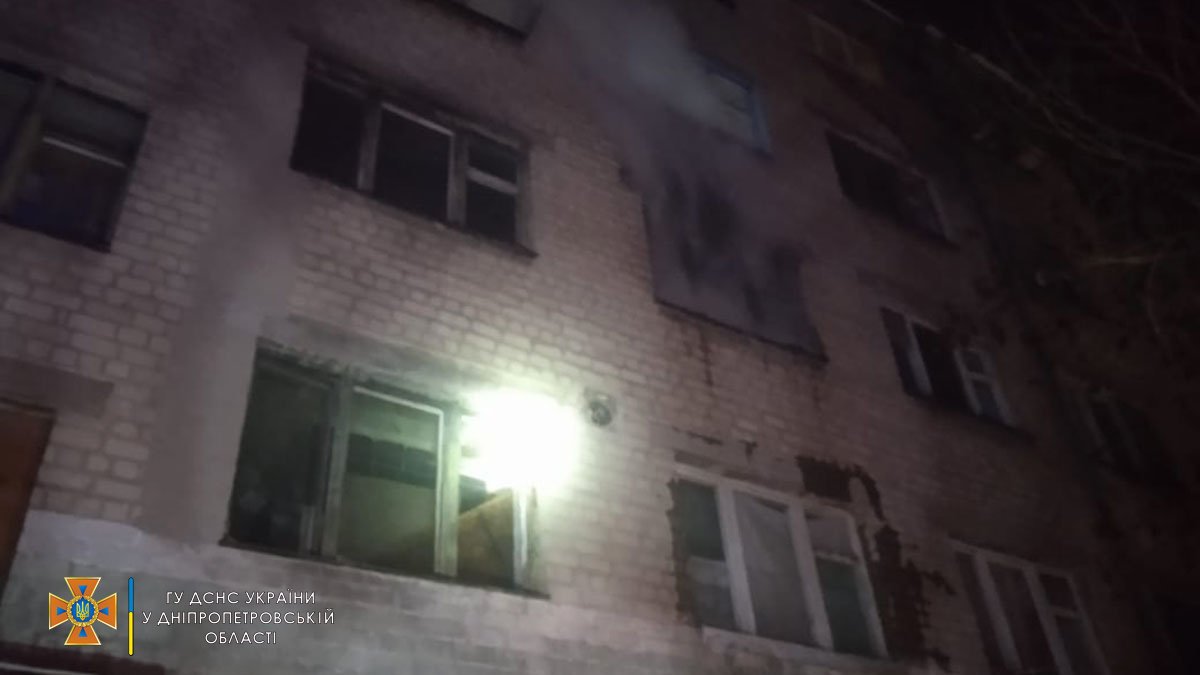 В Павлограде горело общежитие: люди выбирались с 5-го этажа по автолестнице