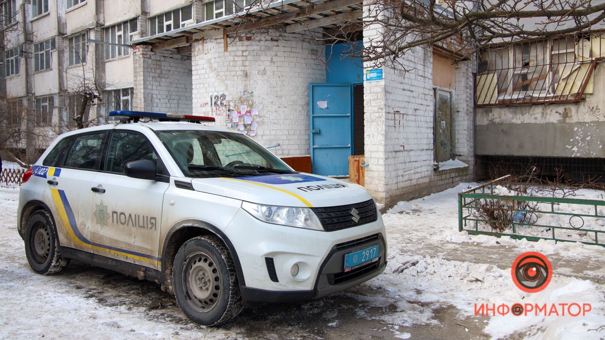 Пытались спасти полицейские и медики: в Днепре на проспекте Гагарина мужчина выбросился с балкона