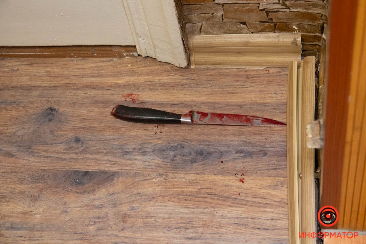 В Днепре парень ударил девушку ножом из-за расставания: видео с бодикамеры