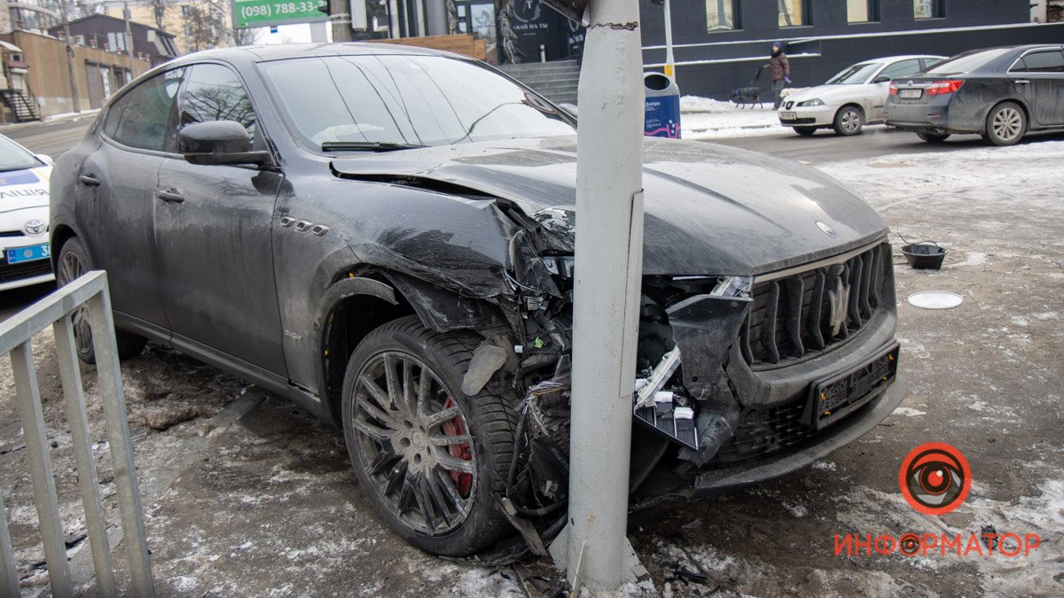 В Днепре на Чернышевского Maserati проехал на красный, врезался в Volkswagen и снес светофор: пострадал мужчина