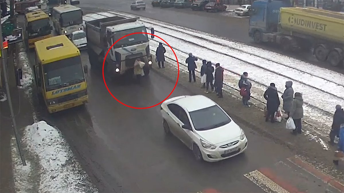В Днепре на Мазепы грузовик насмерть сбил женщину: видео момента ДТП