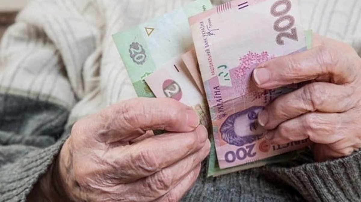 Кому и когда в Украине повысят пенсии