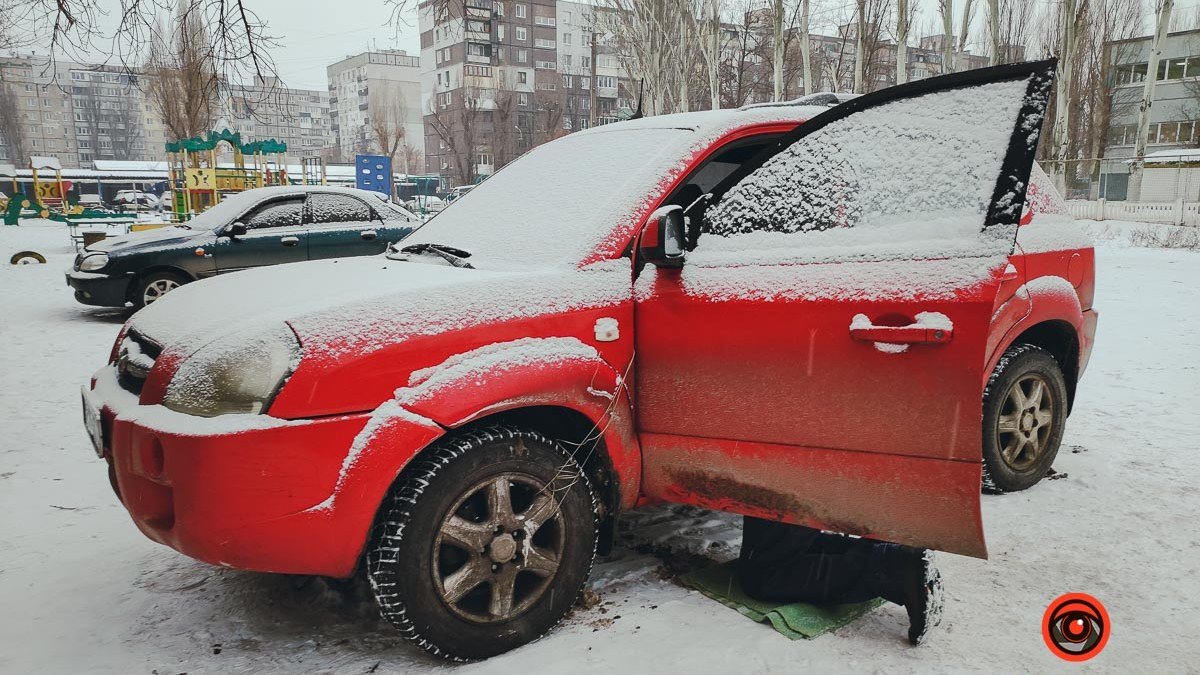 В Днепре на Калиновой мужчина вызвал полицию из-за "минирования" автомобиля