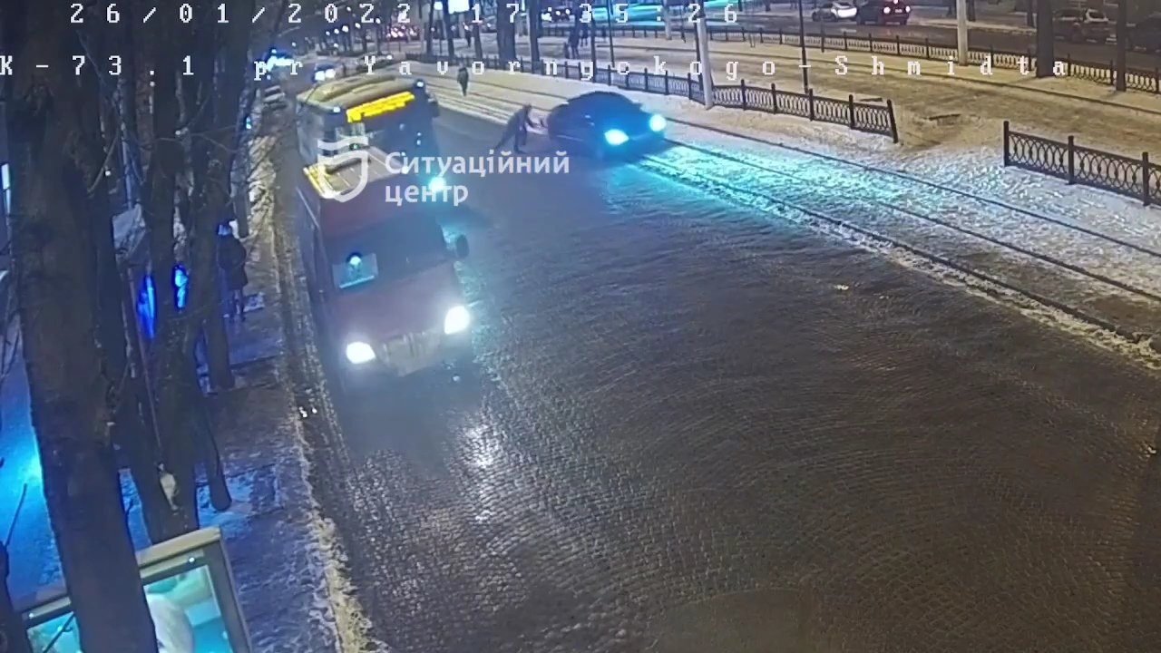 В Днепре на Яворницкого Mitsubishi сбил пешехода: видео момента