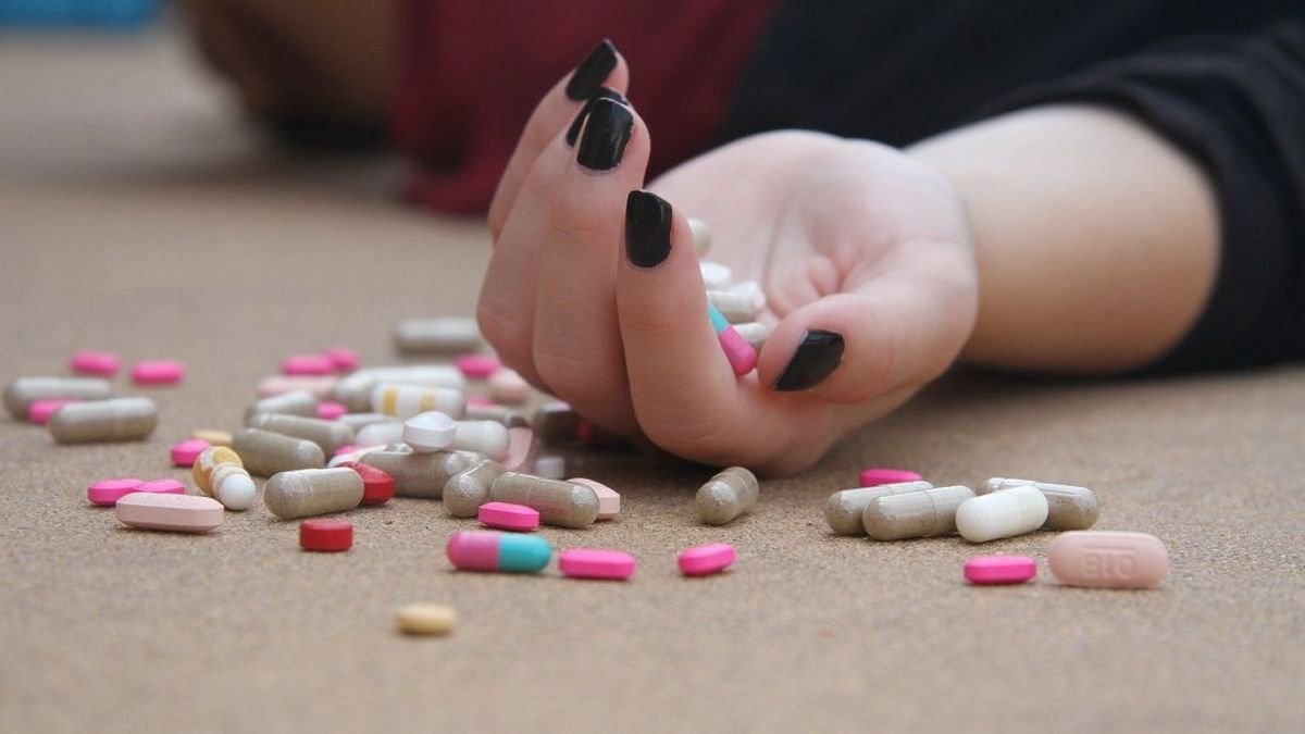 В Днепре спасают двух девочек, которые наглотались таблеток, чтоб уйти с уроков
