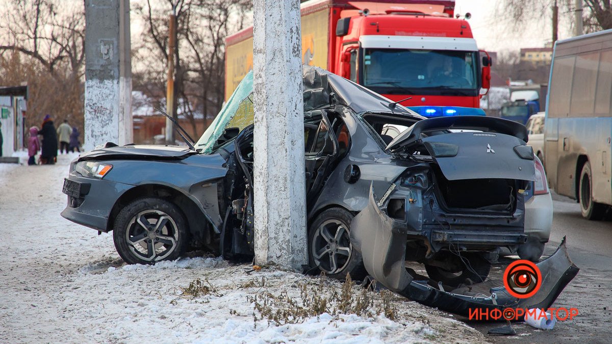 В Днепре на Лисиченко Mitsubishi врезался в столб: водителя вырезали из машины спасатели