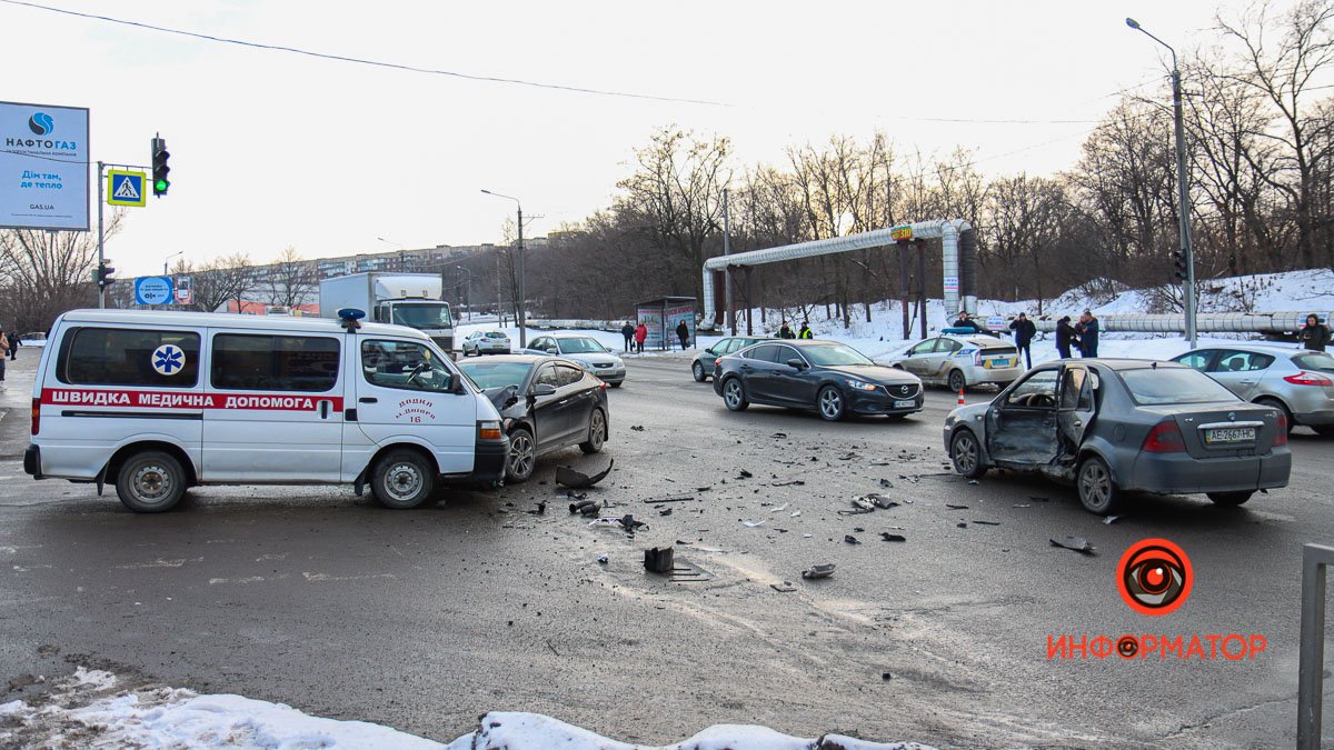 В Днепре на Космической столкнулись Geely, Hyundai и машина скорой помощи: пострадали двое человек