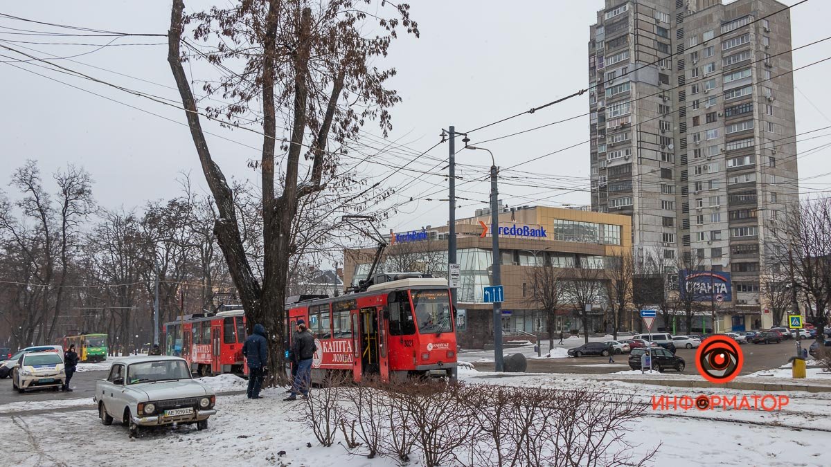 В Днепре на Яворницкого женщина попала под трамвай: пострадавшая в больнице